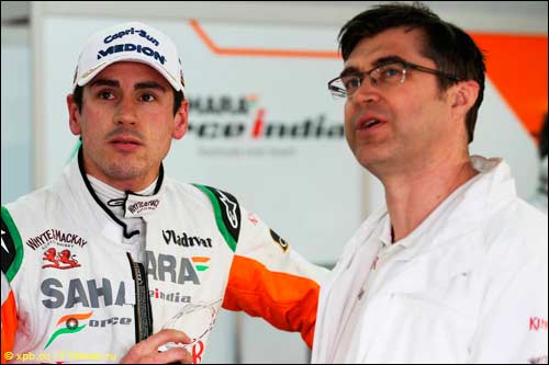 Адриан Сутил в боксах Force India на тестах в Барселоне