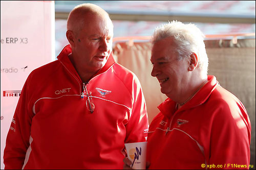 Пэт Симондс (справа) и руководитель Marussia F1 Джон Бут
