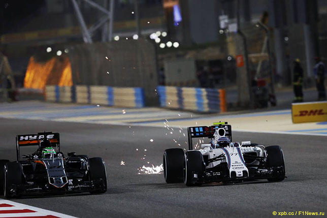 Валттери Боттас ведёт борьбу с Нико Хюлкенбергом на трассе Гран При Бахрейна