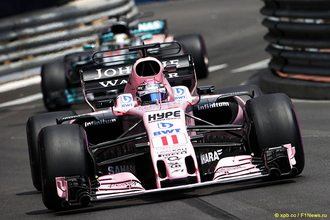 Серхио Перез за рулём машины Force India на трассе в Монако