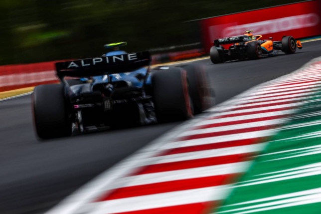 Машины Alpine и McLaren ведут борьбу на трассе Гран При Венгрии, фото XPB