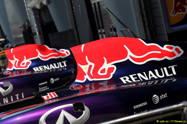Логотип Renault на машинах Red Bull Racing