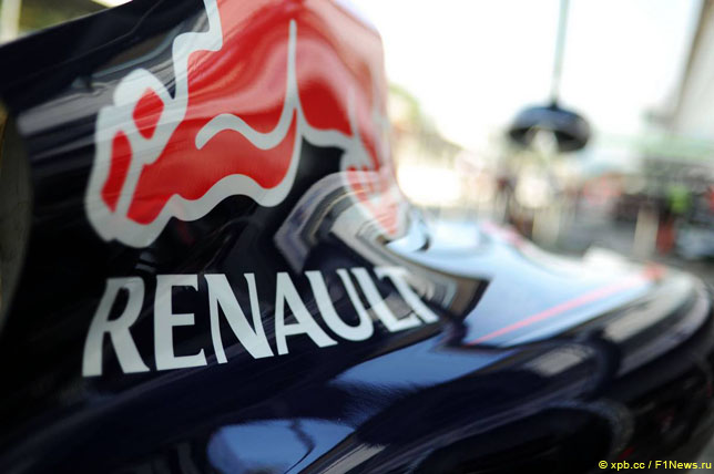 Логотип Renault на машине Red Bull Racing