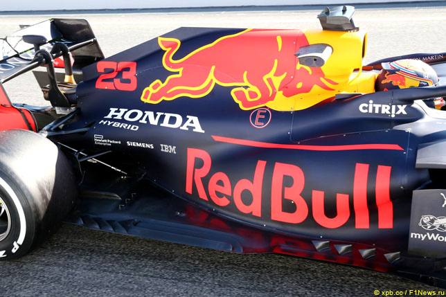 Логотип Honda на машине Red Bull Racing