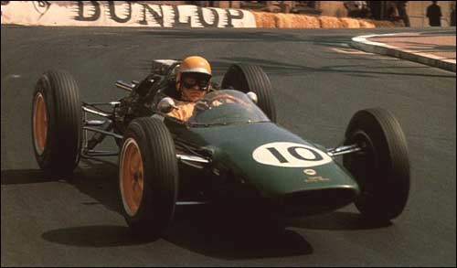 Тревор Тейлор ведет свой Lotus к шестой позиции на Гран При Монако 1963 года