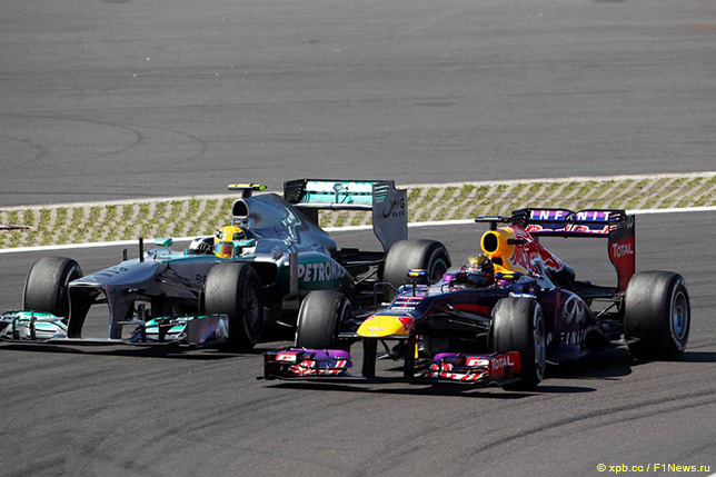 Льюис Хэмилтон и Себастьян Феттель ведут борьбу за позицию на Нюрбургринге, Гран При Германии 2013 года