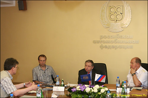 Жан Тодт (второй справа) на встрече с прессой. Справа - президент РАФ Виктор Кирьянов, слева - Андрей Лось, F1News.Ru