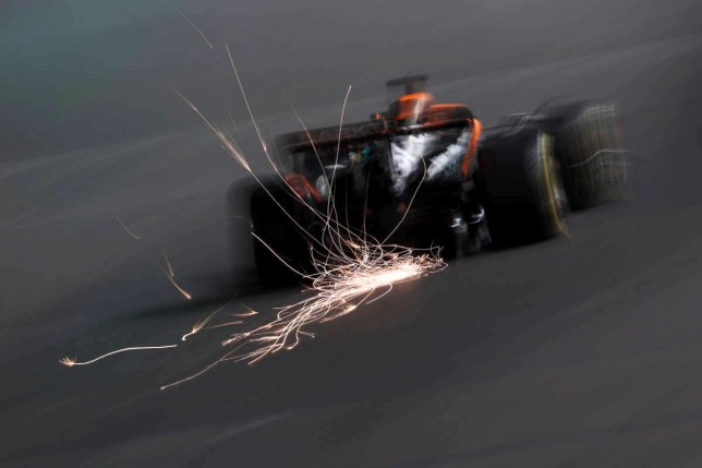 Искры из-под McLaren Оскара Пиастри на трассе в Лас-Вегасе, фото XPB
