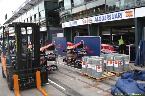 Разгрузка оборудования перед боксоами Toro Rosso