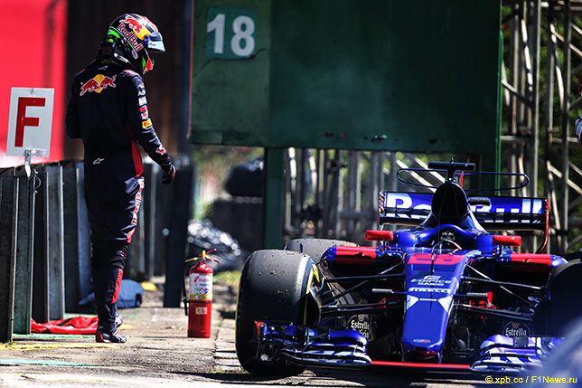 Брендон Хартли возле машины Toro Rosso после выхода из строя силовой устаровки Renault