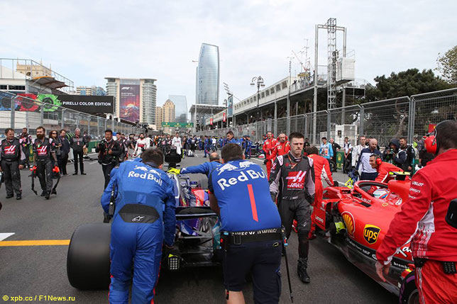 Механики Toro Rosso катят машину на стартовое поле Гран При Азербайджана