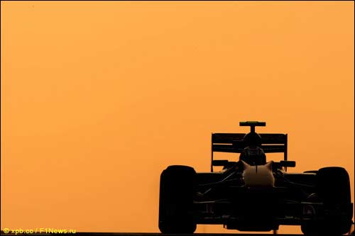 Хайме Альгерсуари за рулем STR5 на тестах в Абу-Даби