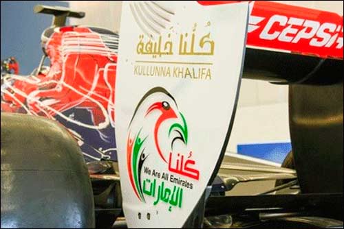 Надпись на двух языках “Kullunna Khalifa” на боковине заднего антикрыла машины Toro Rosso