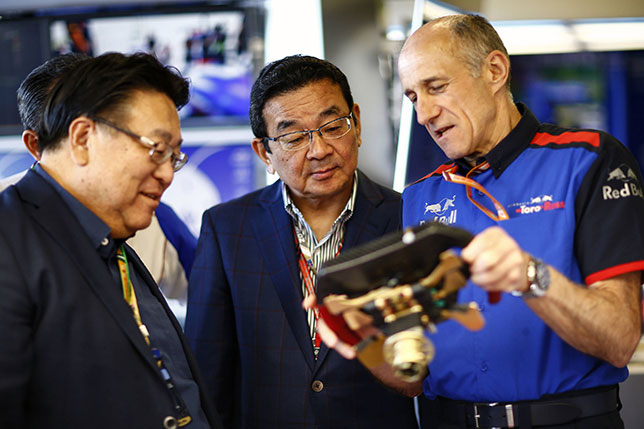 Франц Тост (справа), Такахиро Хачиго, президент Honda Motor, и Сейджи Кураши, вице-президент компании