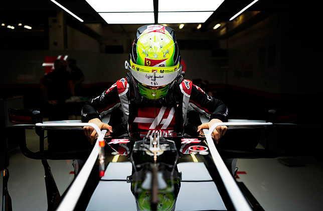 Мик Шумахер на тестах в Абу-Даби, фото из Twitter гонщика