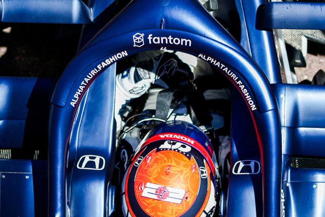 Логотип Fantom на машине Юки Цуноды