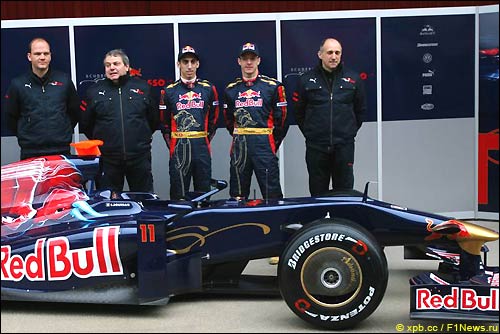 Руководство команды и гонщики на премьере Toro Rosso STR4