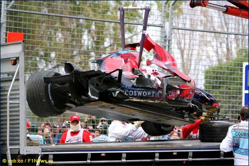 Последствия аварии Toro Rosso Тонио Лиуцци в Альберт-парке в 2004 году