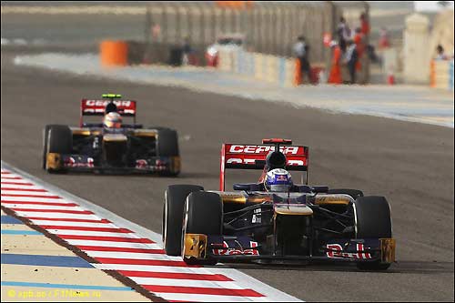Гонщики Toro Rosso на трассе в Бахрейне