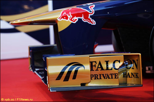 Логотипы Falcon Private Bank на машине STR8