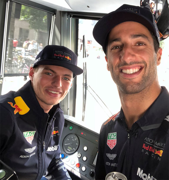 Гонщики Red Bull проїхалися в трамваї - изображение 2