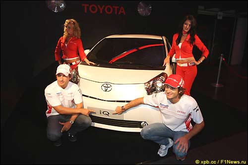 Ярно Трулли и Тимо Глок на презентации Toyota iQ