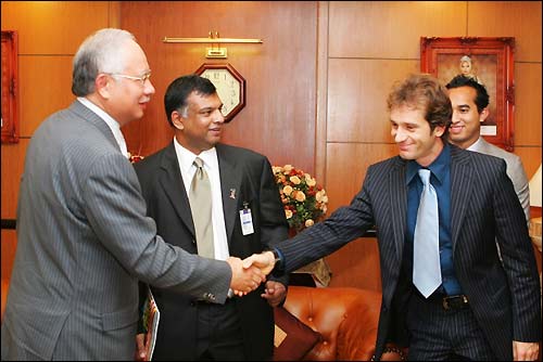 Ярно Трулли и Тони Фернандес на встрече с премьер-министром Малайзии