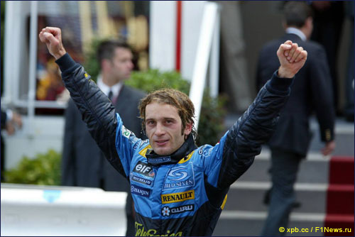 Ярно Трулли отмечает победу на Гран При Монако 2004 года