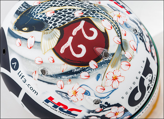 Специальная раскраска шлема Юки Цуноды