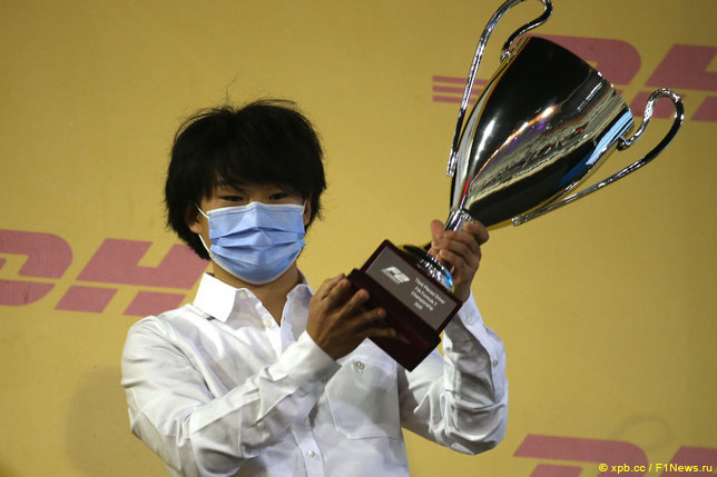 Юки Цунода на церемонии награждения в Формуле 2