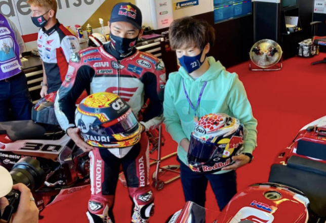 Такааки Накагами и Юка Цунода обменялись шлемами, фото пресс-службы AlphaTauri