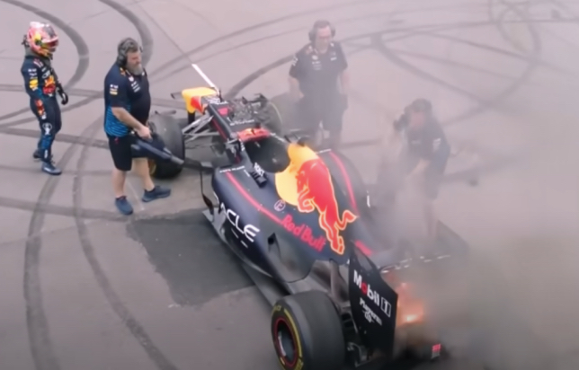 Юки Цунода и бригада Red Bull у горящей машины RB8, стоп кадр из новостей TVBS