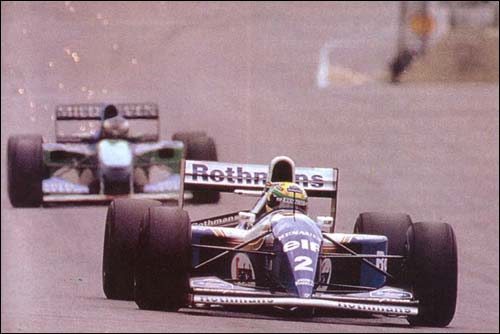 Михаэль Шумахер преследует Айртона Сенну на Гран При Бразилии 1994 года