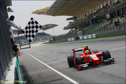 Победитель субботней гонки GP2 в Малайзии Луис Разиа