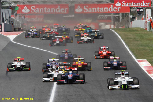 Гидо ван дер Гарде лидирует на старте субботней гонки GP2 в Барселоне
