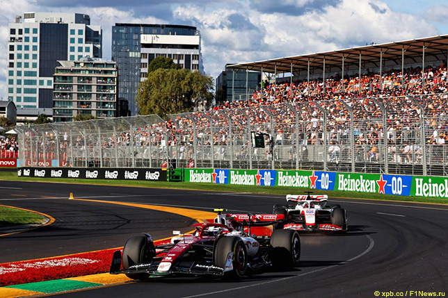 В Мельбурне Гуаньюй Чжоу опередил обоих гонщиков Haas F1