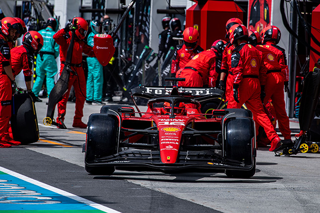 Шарль Леклер возвращается на трассу после единственного пит-стопа на 39-м круге, фото пресс-службы Ferrari