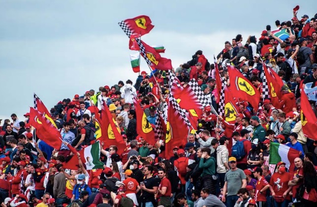 Болельщики Скудерии на трибунах в Имоле, фото пресс-службы Ferrari
