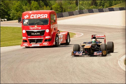 Заезд грузовика MAN и машины Toro Rosso