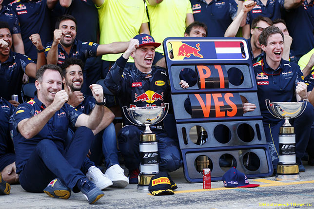 Кристиан Хорнер и Макс Ферстаппен празднуют победу вместе со всей командой Red Bull Racing