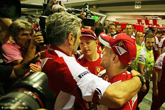 Маурицио Арривабене поздравляет гонщиков Ferrari с успехом в Гран При Сингапура