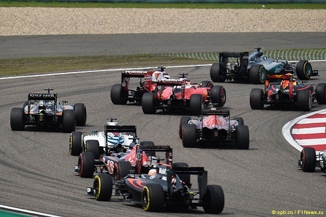 Старт Гран При Китая. Через мгновение две Ferrari столкнутся...