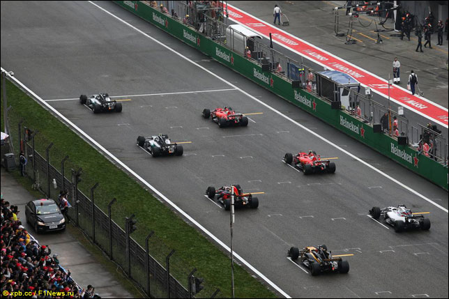 Первая семерка на стартовой решетке Гран При Китая: на снимке видно, что Ferrari Себастьяна Феттеля смещена влево