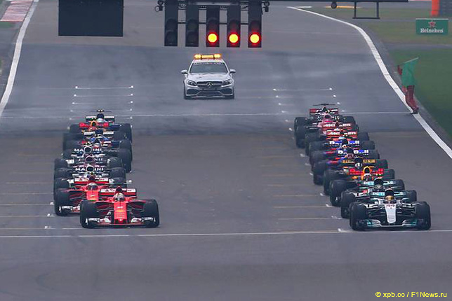 Старт Гран При Китая: Ferrari Себастьяна Феттеля явно смещена в сторону