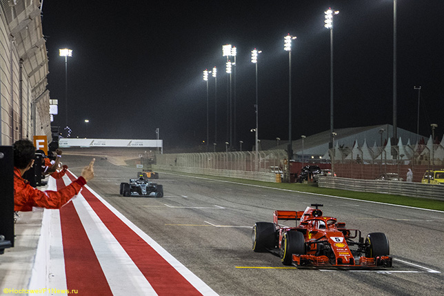 Себастьян Феттель первым пересекает линию финиша в Бахрейне