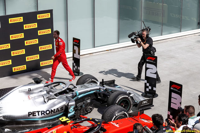 После гонки Себастьян Феттель поменял таблички с номерами позиций на финише, поставив к своей Ferrari табличку с номером 1