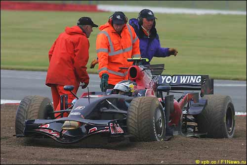 Toro Rosso Себастьяна Феттеля завязла в гравии