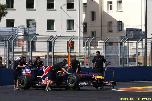 Механики Red Bull убирают с трассы машину Феттеля