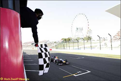 Себастьян Феттель пересекает линию финиша Гран При Японии
