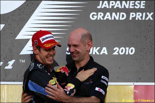Себастьян Феттель и Эдриан Ньюи на подиуме Гран При Японии